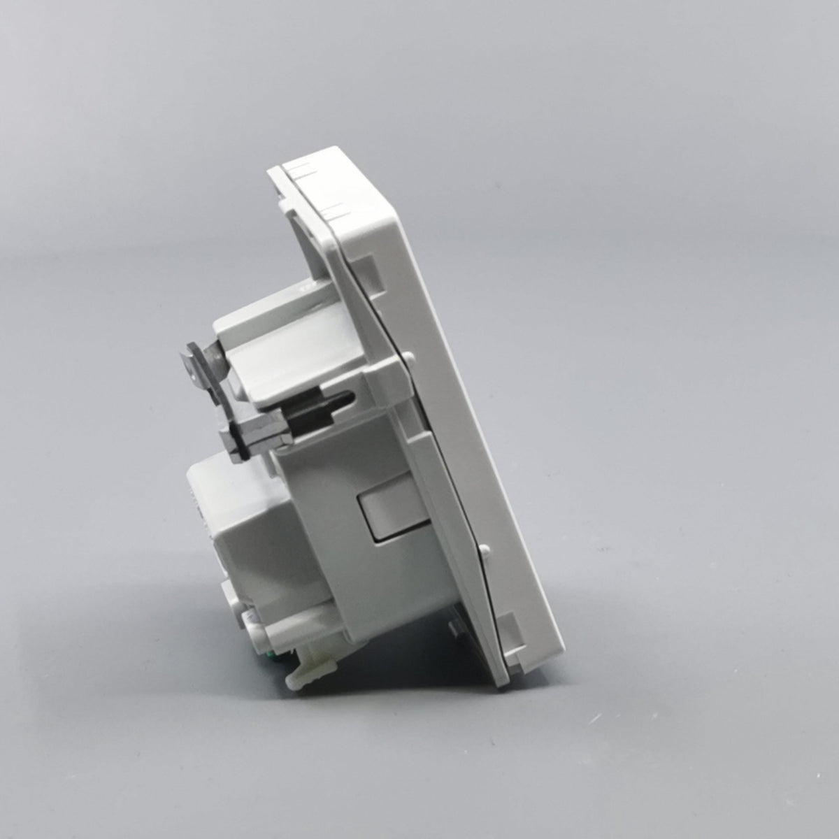 LK Fuga stikkontakt med sidejord 1½m - hvid (360° frame 18)