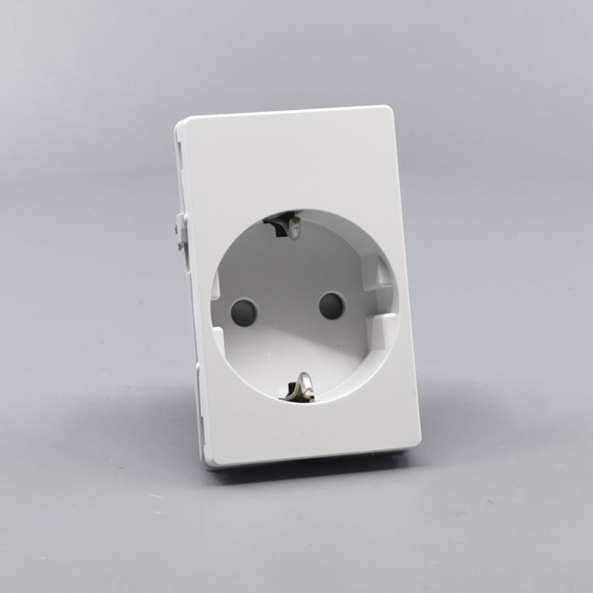 LK Fuga stikkontakt med sidejord 1½m - hvid (360° frame 24)