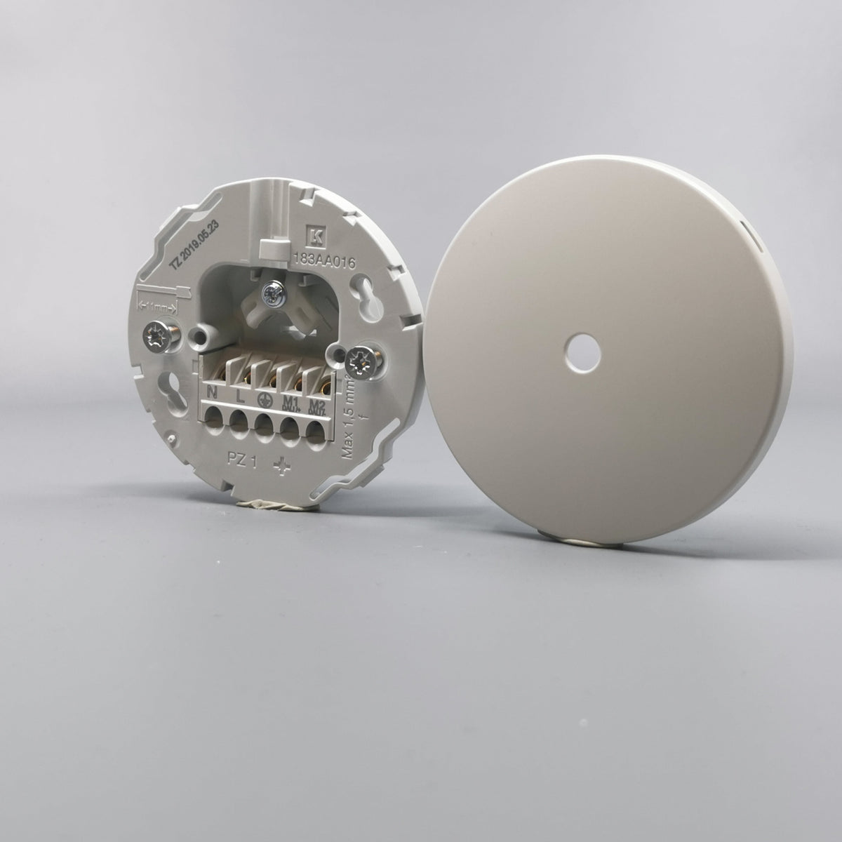 Lampeudtag Ø83mm. 5P Lysegrå (Ny model) (360° frame 3)