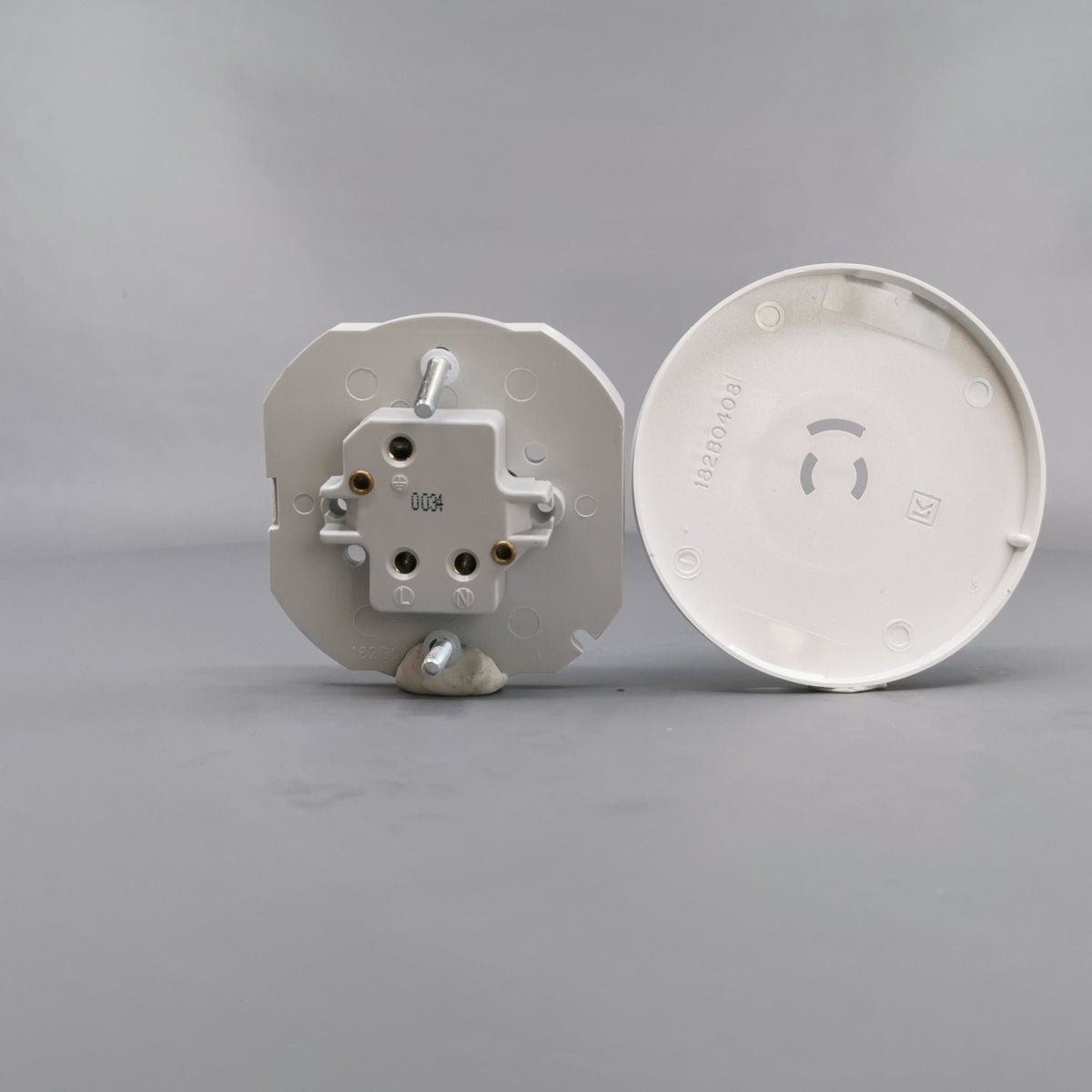 Fuga Lampestikkontakt Ø 80 hvid (360° frame 13)