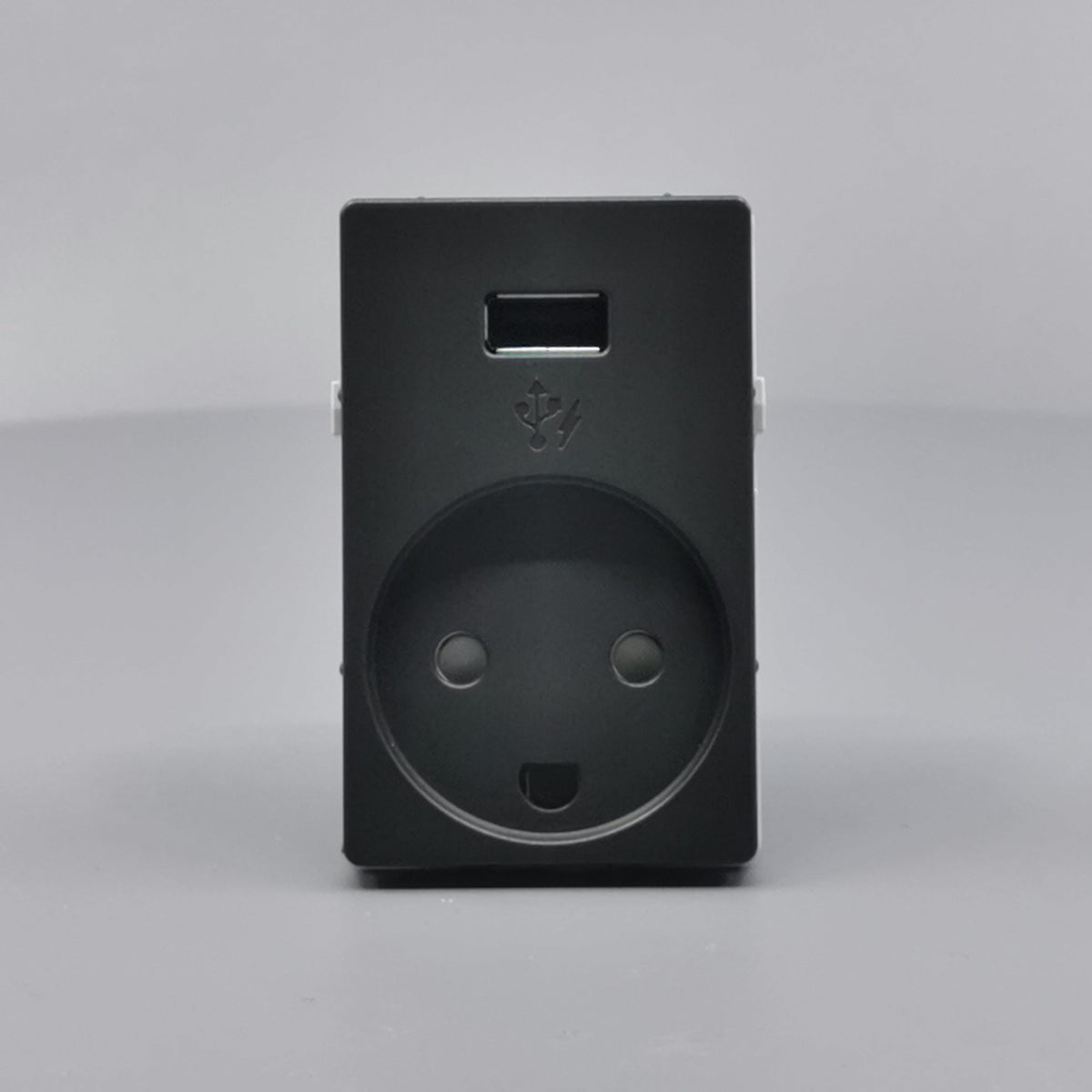 FUGA Stikkontakt med USB-lader og Jord Koksgrå