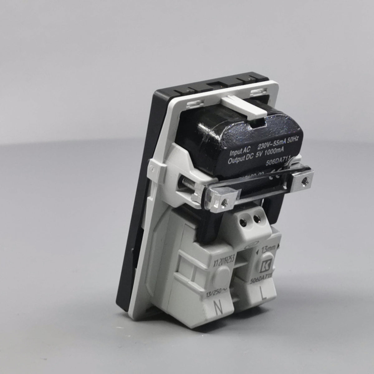 FUGA Stikkontakt med USB-lader og Jord Koksgrå (360° frame 10)