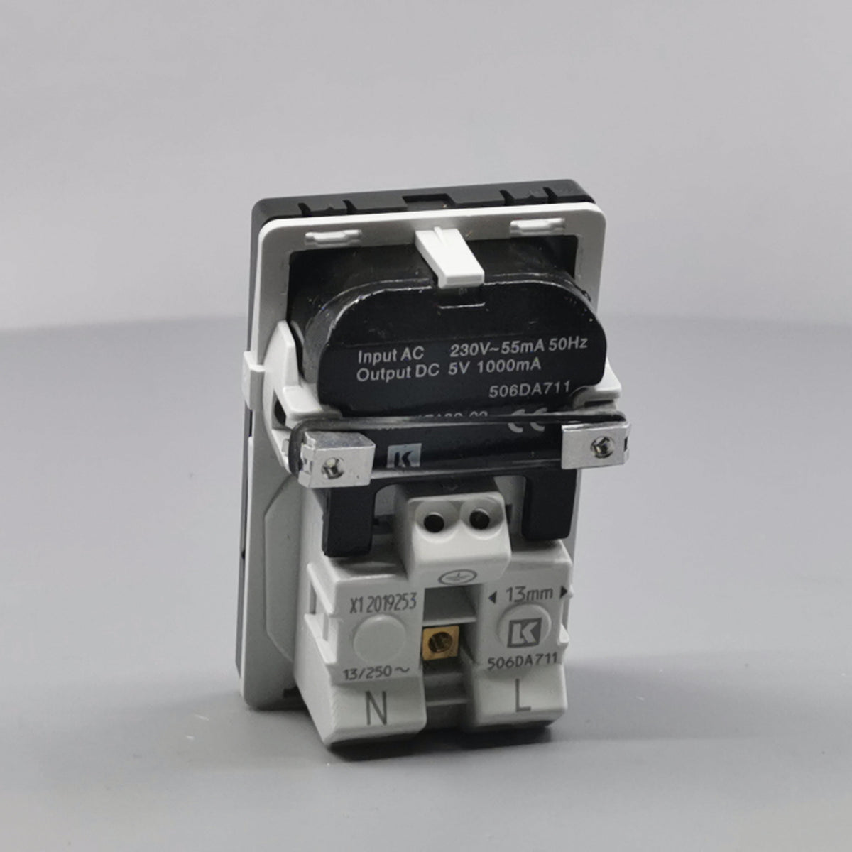 FUGA Stikkontakt med USB-lader og Jord Koksgrå (360° frame 12)