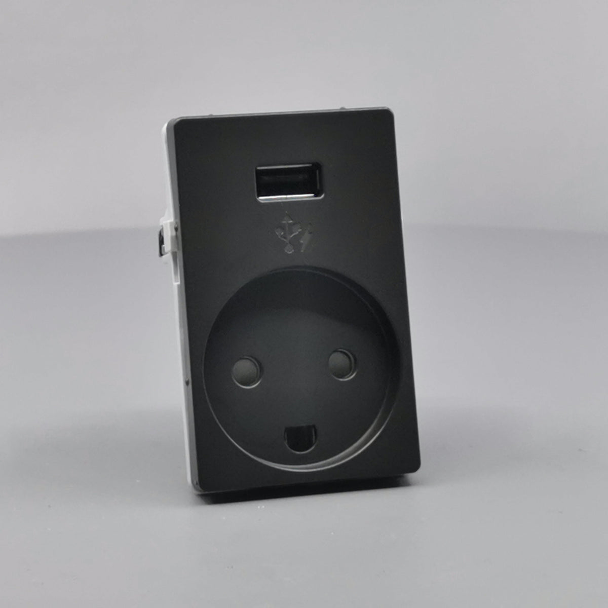 FUGA Stikkontakt med USB-lader og Jord Koksgrå (360° frame 24)