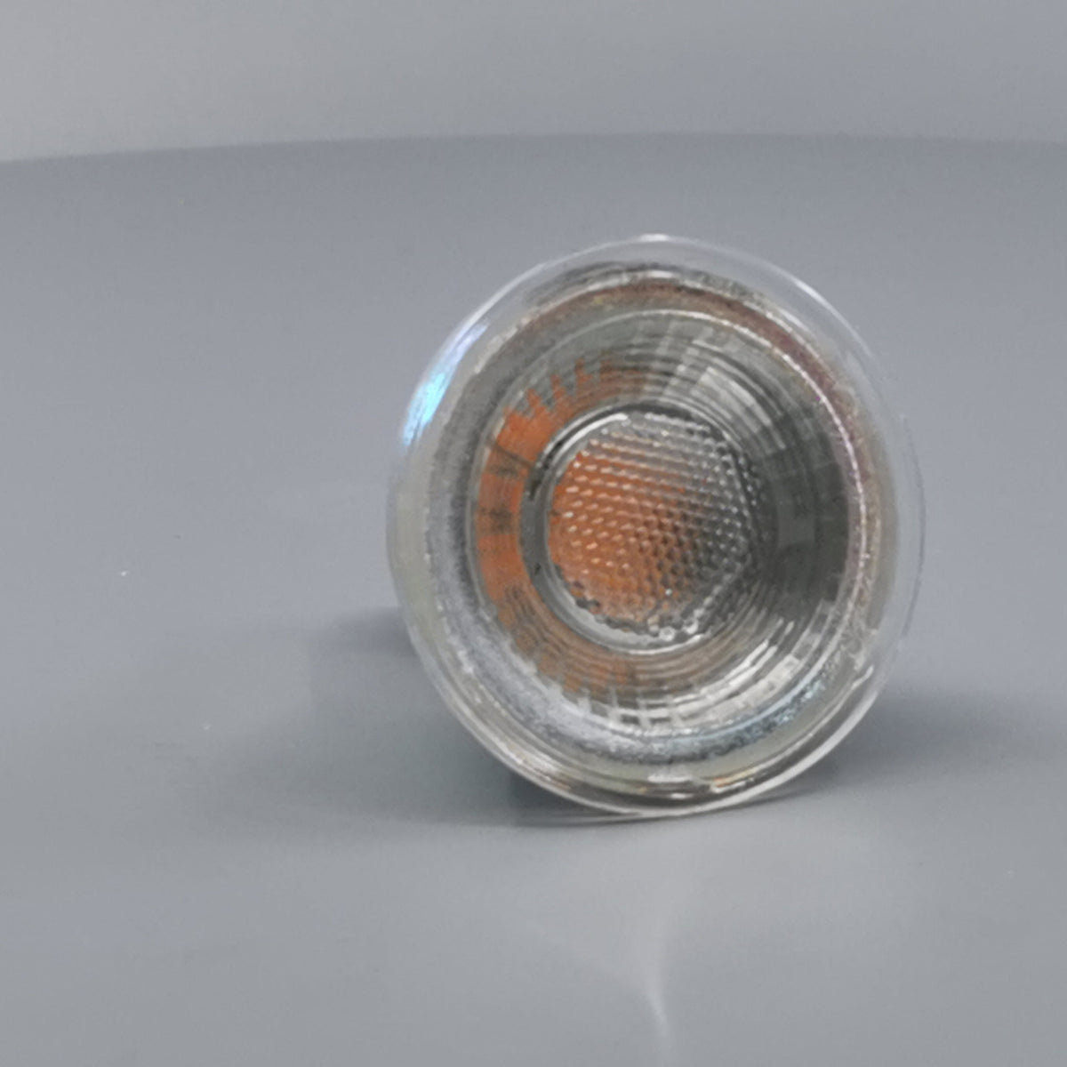 Diolux 4,7W GU10 3-trinsdæmpbar LED pære 3000K 38° (360° frame 20)