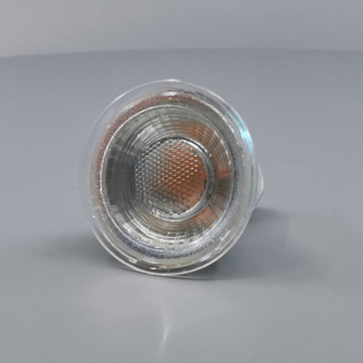 Diolux 4,7W GU10 3-trinsdæmpbar LED pære 3000K 38° (360° frame 23)