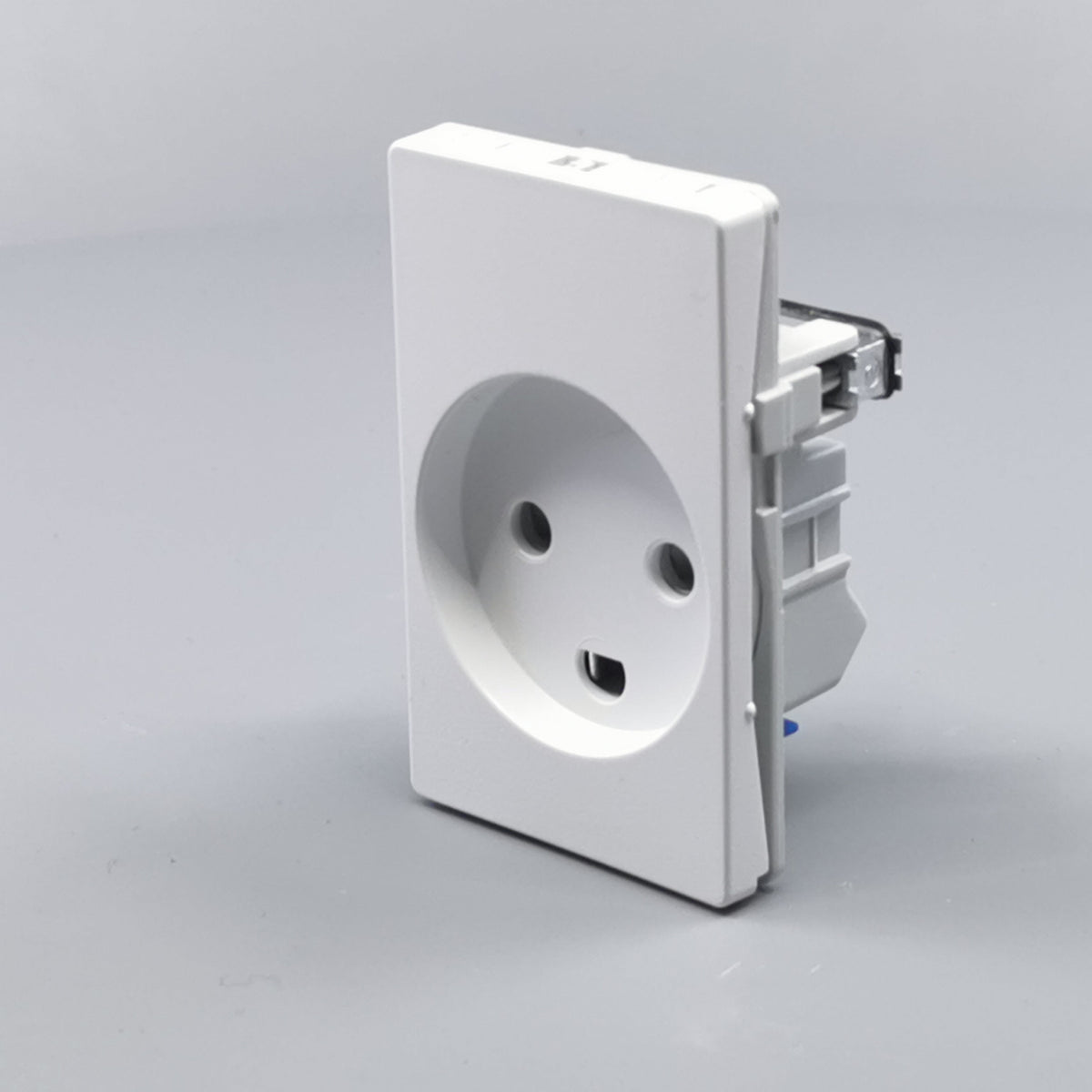 Fuga stikkontakt med jord 1½ modul 2-pol - hvid (360° frame 4)