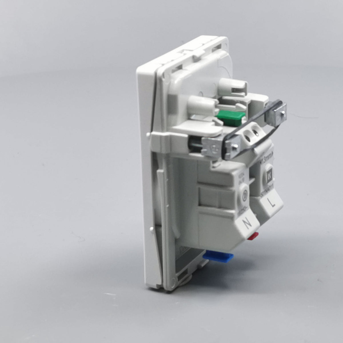 Fuga stikkontakt med jord 1½ modul 2-pol - hvid (360° frame 9)