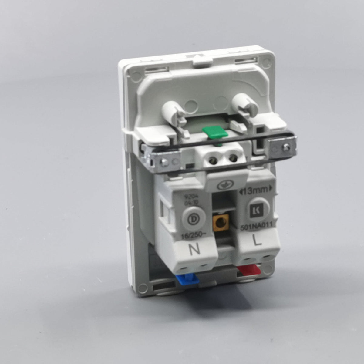 Fuga stikkontakt med jord 1½ modul 2-pol - hvid (360° frame 12)