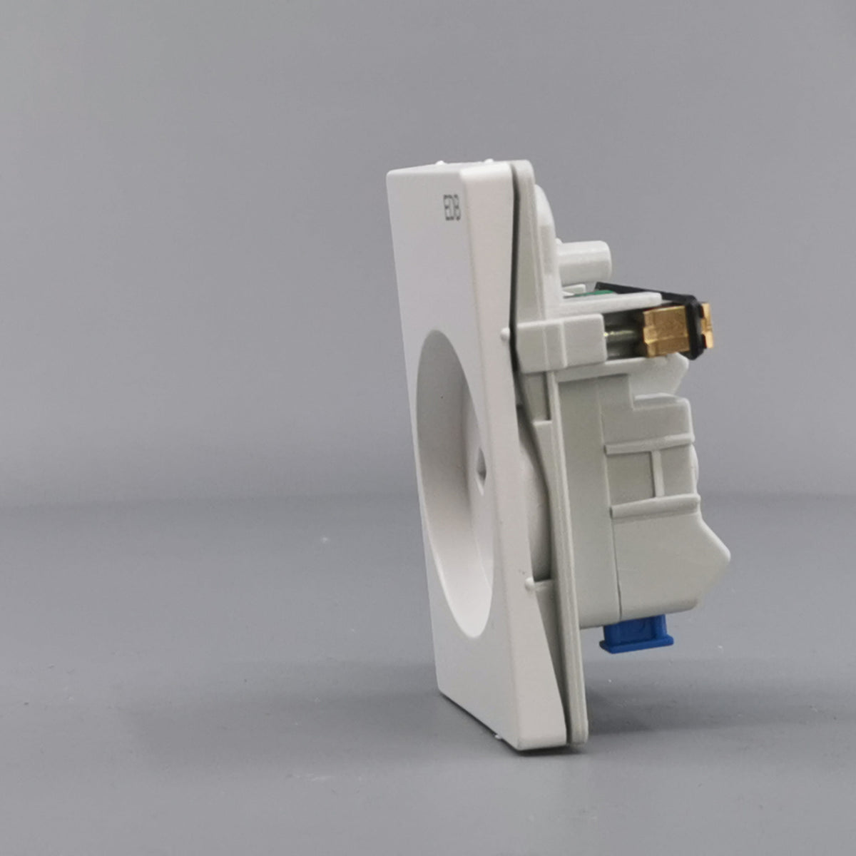 Fuga EDB stikkontakt med jord 1½ modul 2-pol - hvid (360° frame 6)