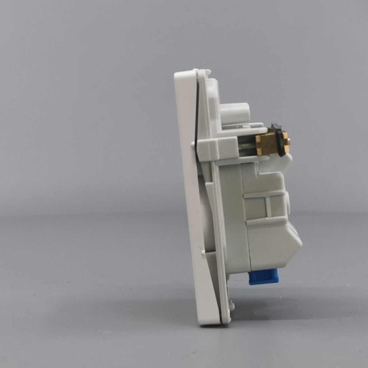 Fuga EDB stikkontakt med jord 1½ modul 2-pol - hvid (360° frame 7)