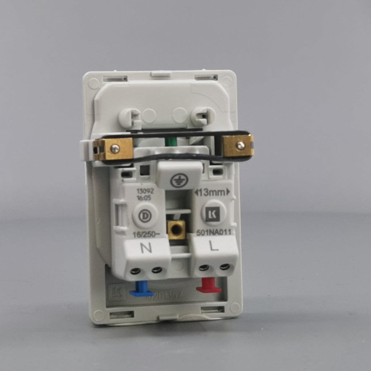 Fuga EDB stikkontakt med jord 1½ modul 2-pol - hvid (360° frame 12)