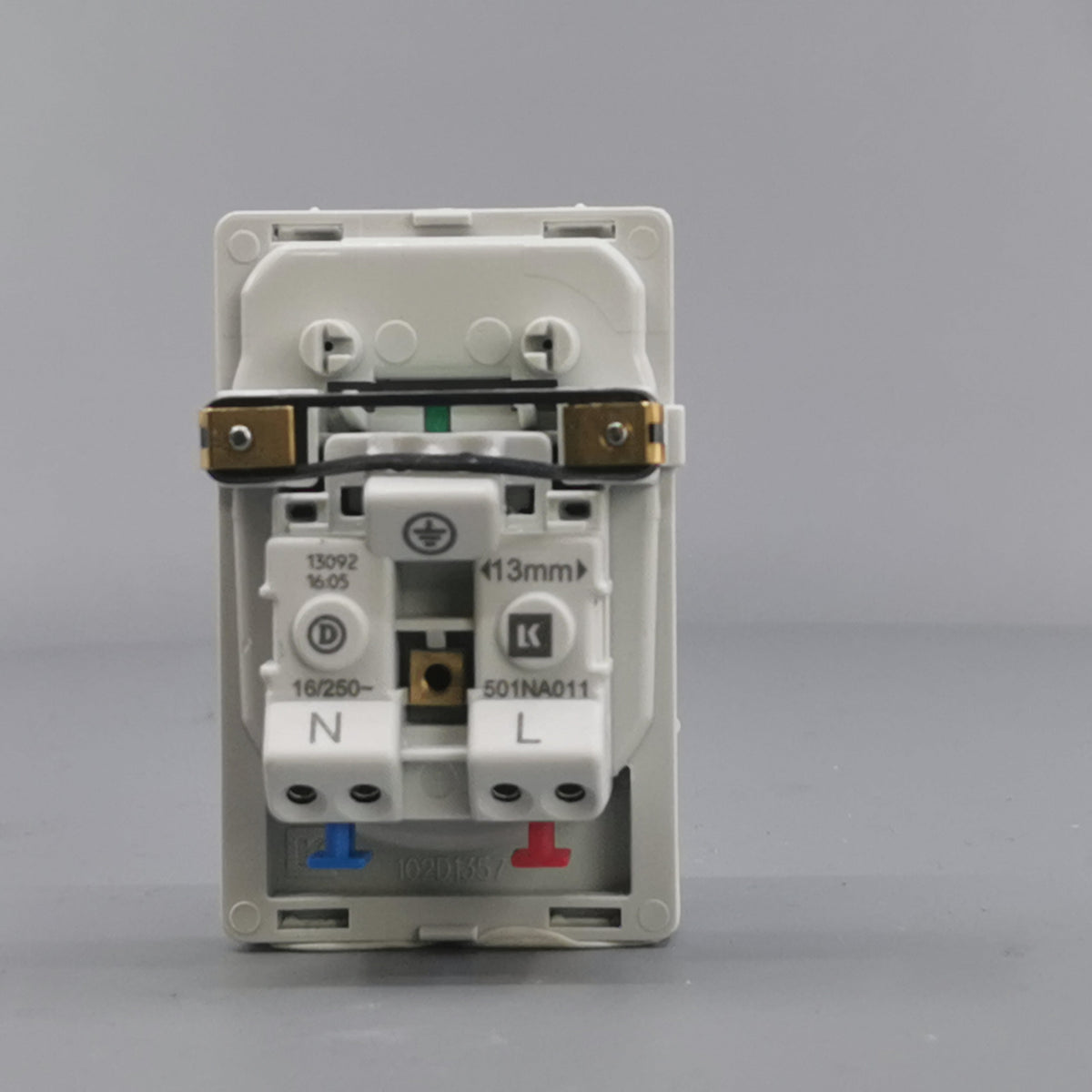 Fuga EDB stikkontakt med jord 1½ modul 2-pol - hvid (360° frame 13)
