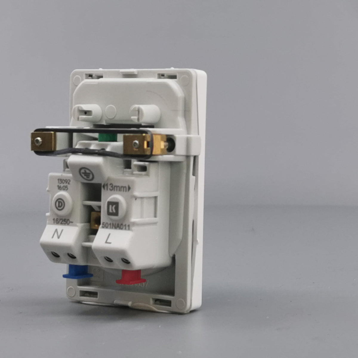 Fuga EDB stikkontakt med jord 1½ modul 2-pol - hvid (360° frame 15)