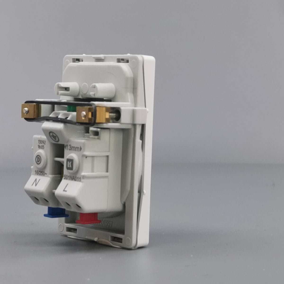 Fuga EDB stikkontakt med jord 1½ modul 2-pol - hvid (360° frame 16)