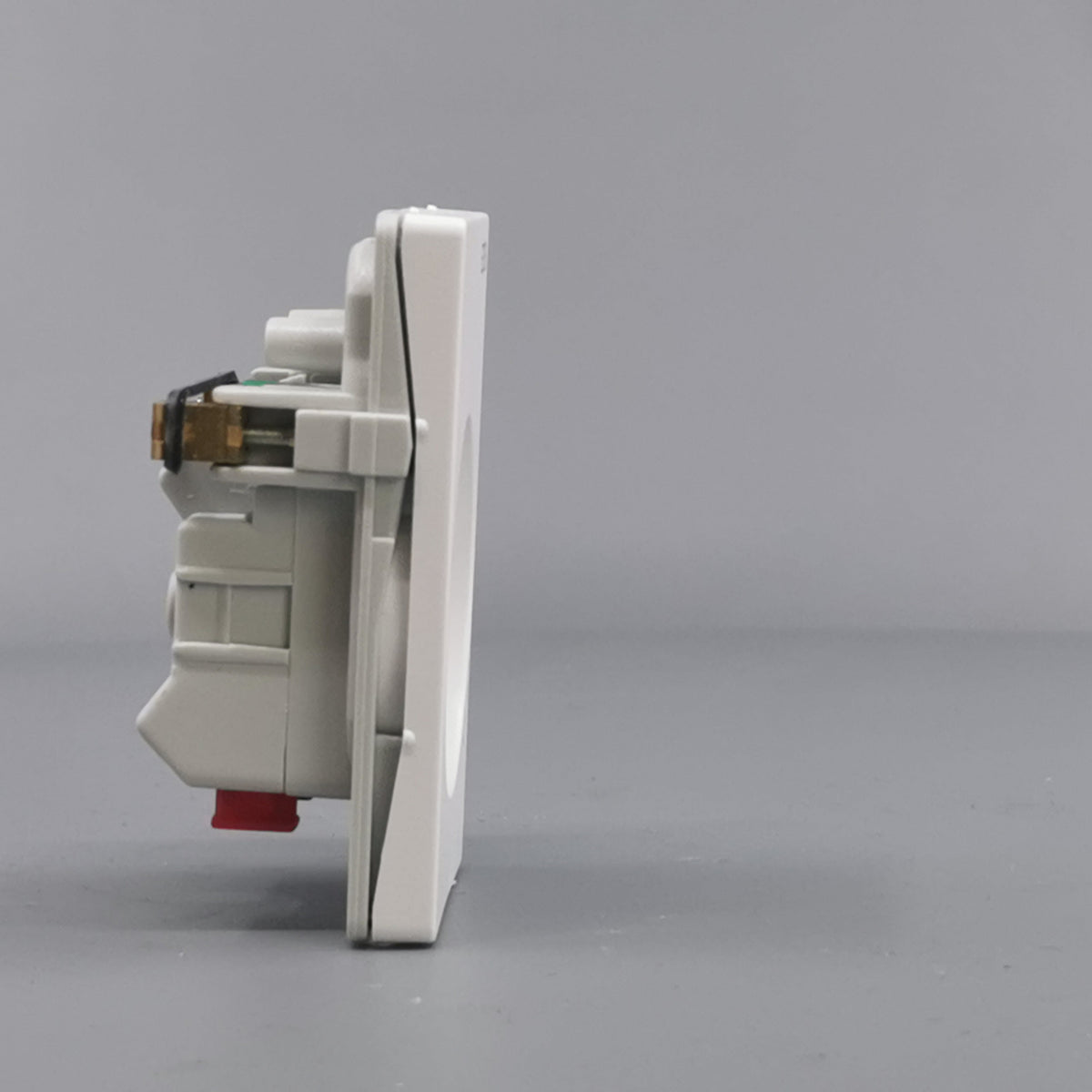 Fuga EDB stikkontakt med jord 1½ modul 2-pol - hvid (360° frame 19)