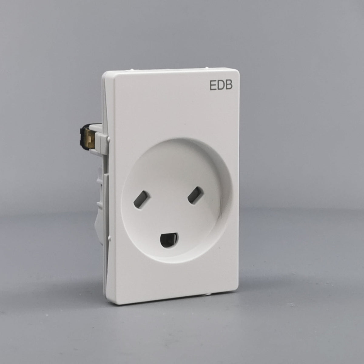Fuga EDB stikkontakt med jord 1½ modul 2-pol - hvid (360° frame 23)