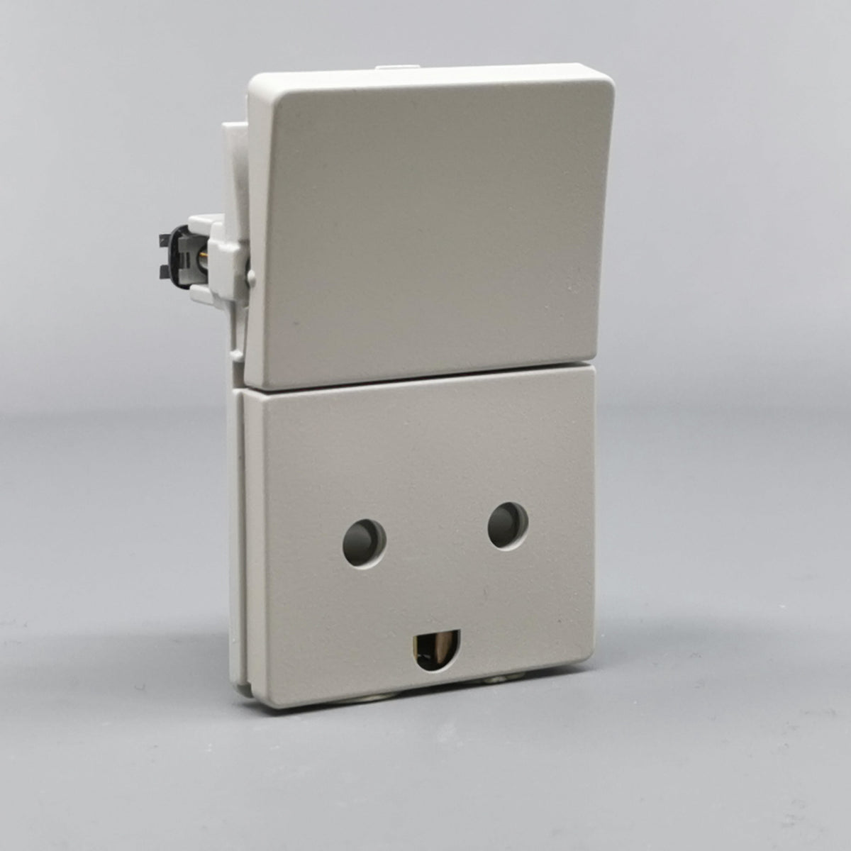 Fuga Stikkontakt 2-pol med jord lysegrå (360° frame 23)