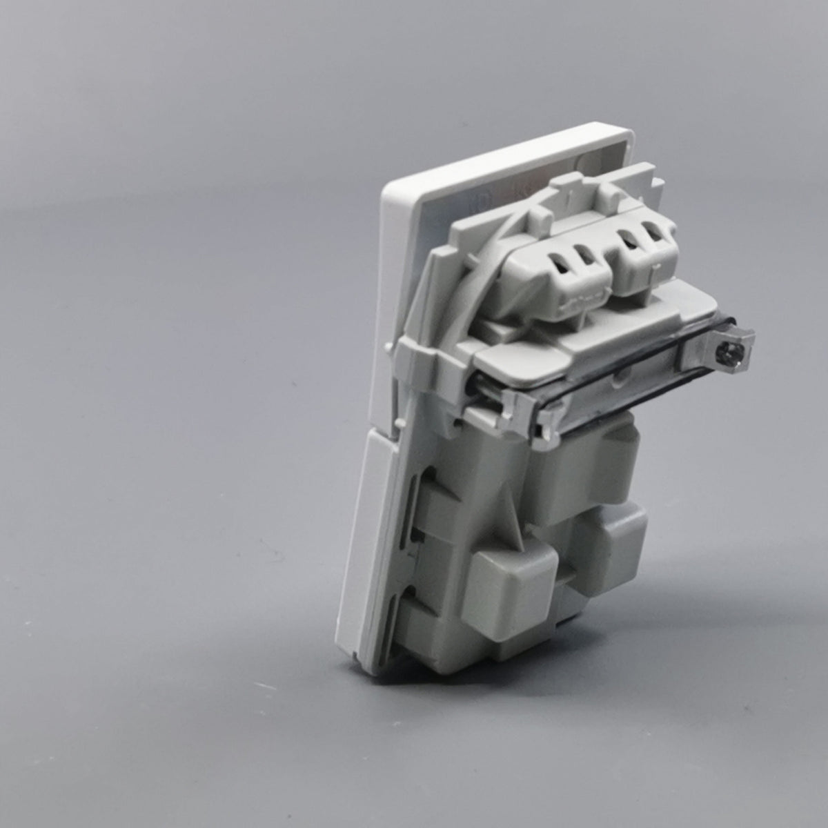 Fuga stikkontakt med jord og afbryder 1½ modul 2-pol - hvid (360° frame 10)