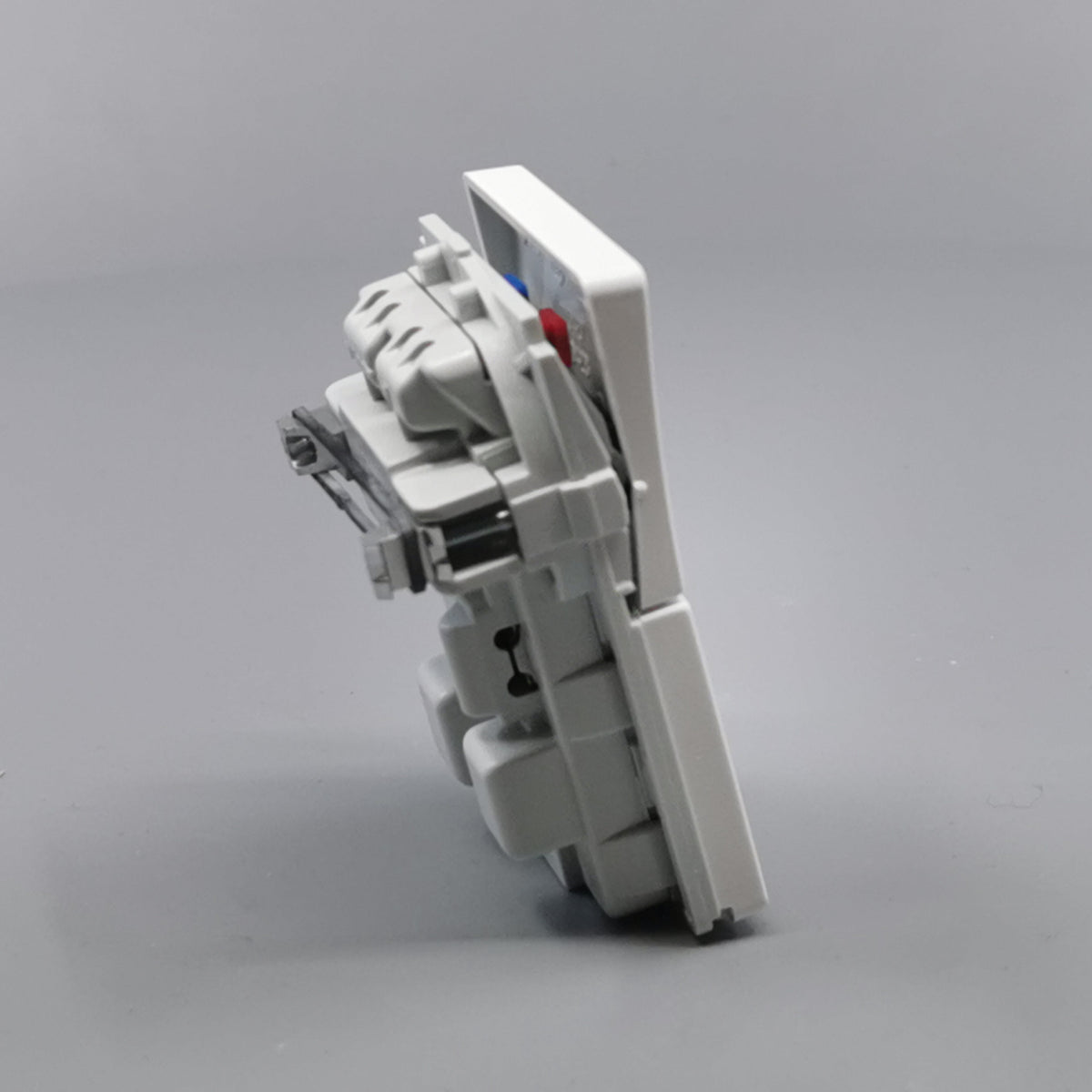 Fuga stikkontakt med jord og afbryder 1½ modul 2-pol - hvid (360° frame 18)