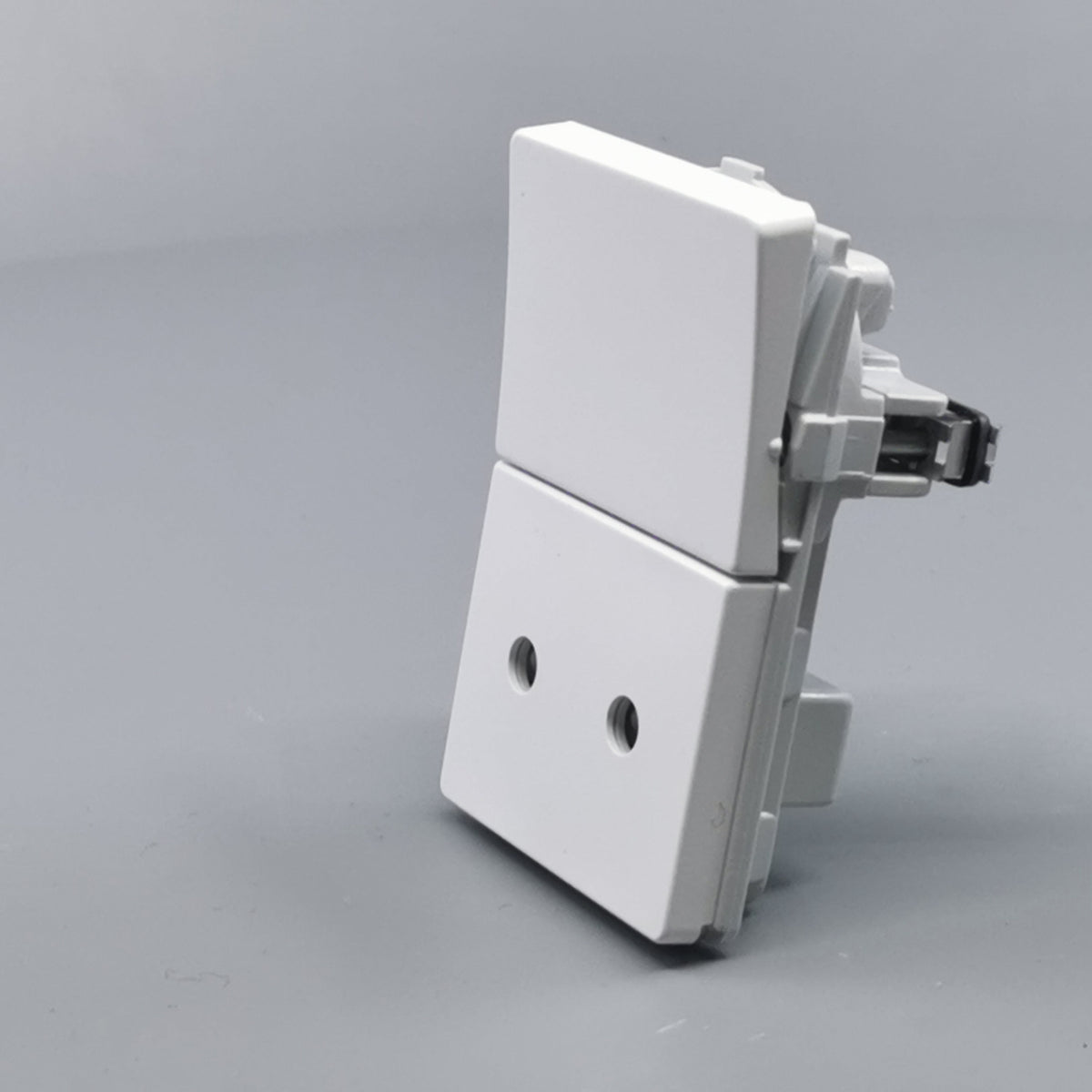Fuga stikkontakt uden jord med afbryder 1½ modul 2-pol - hvid (360° frame 5)