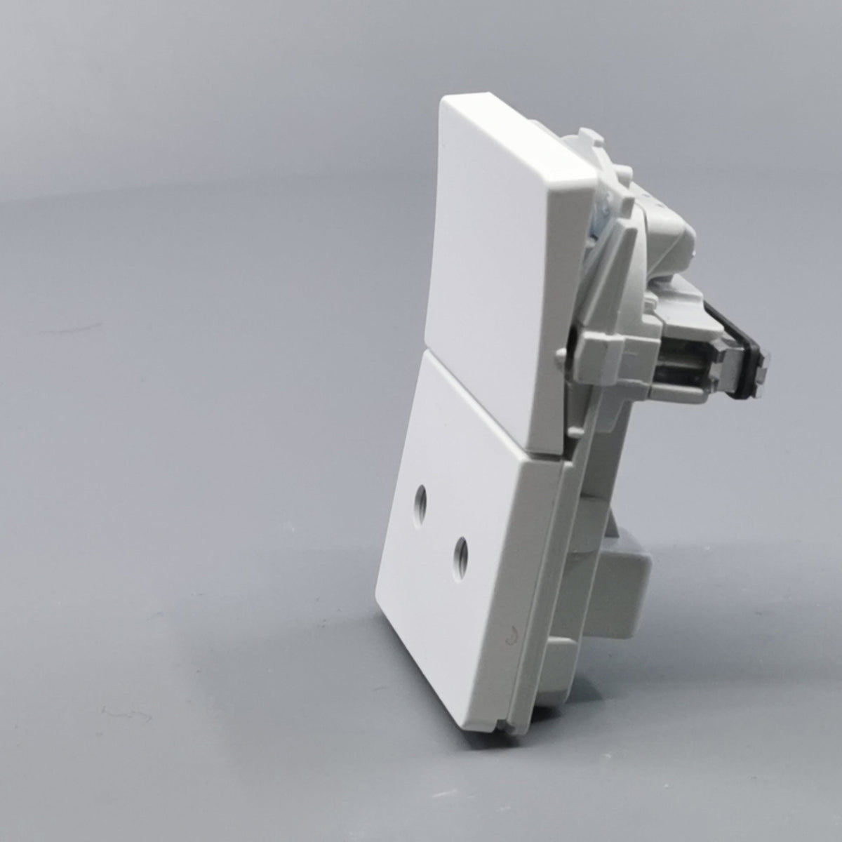 Fuga stikkontakt uden jord med afbryder 1½ modul 2-pol - hvid (360° frame 6)