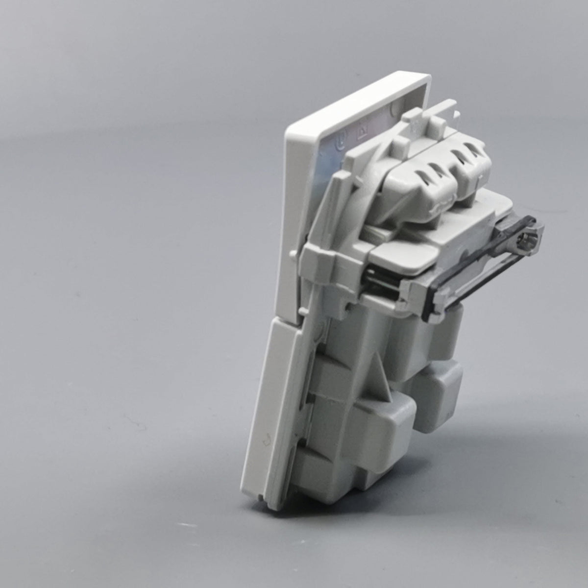 Fuga stikkontakt uden jord med afbryder 1½ modul 2-pol - hvid (360° frame 9)