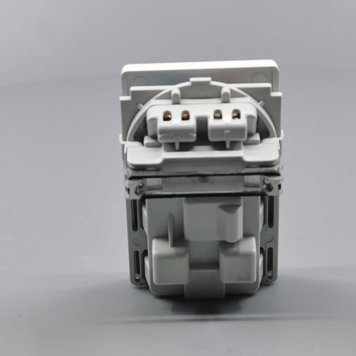 Fuga stikkontakt uden jord med afbryder 1½ modul 2-pol - hvid (360° frame 13)
