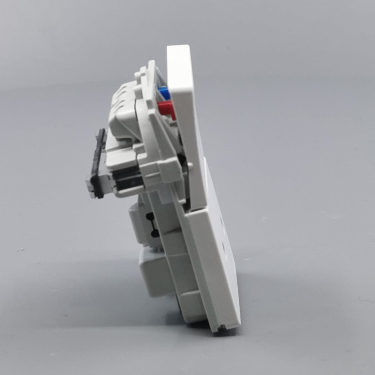 Fuga stikkontakt uden jord med afbryder 1½ modul 2-pol - hvid (360° frame 19)