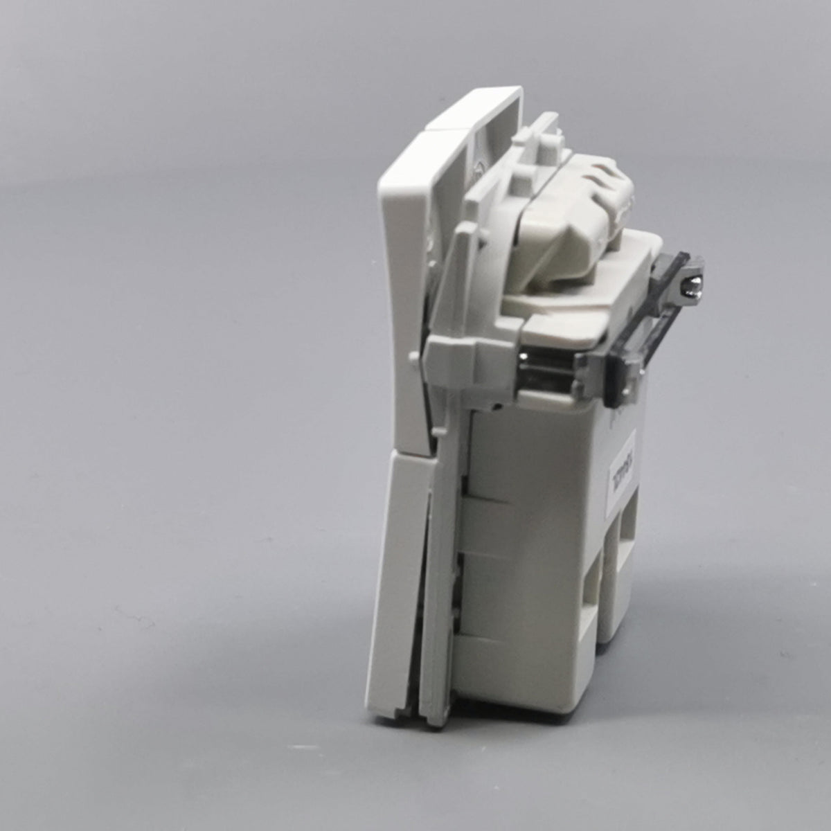 Fuga dobbelt stikkontakt med afbryder 1½ modul 2-pol - hvid (360° frame 8)