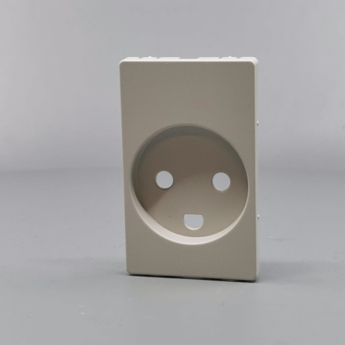 Fuga Afdækning for stikkontakt 1½ modul lysegrå (360° frame 2)