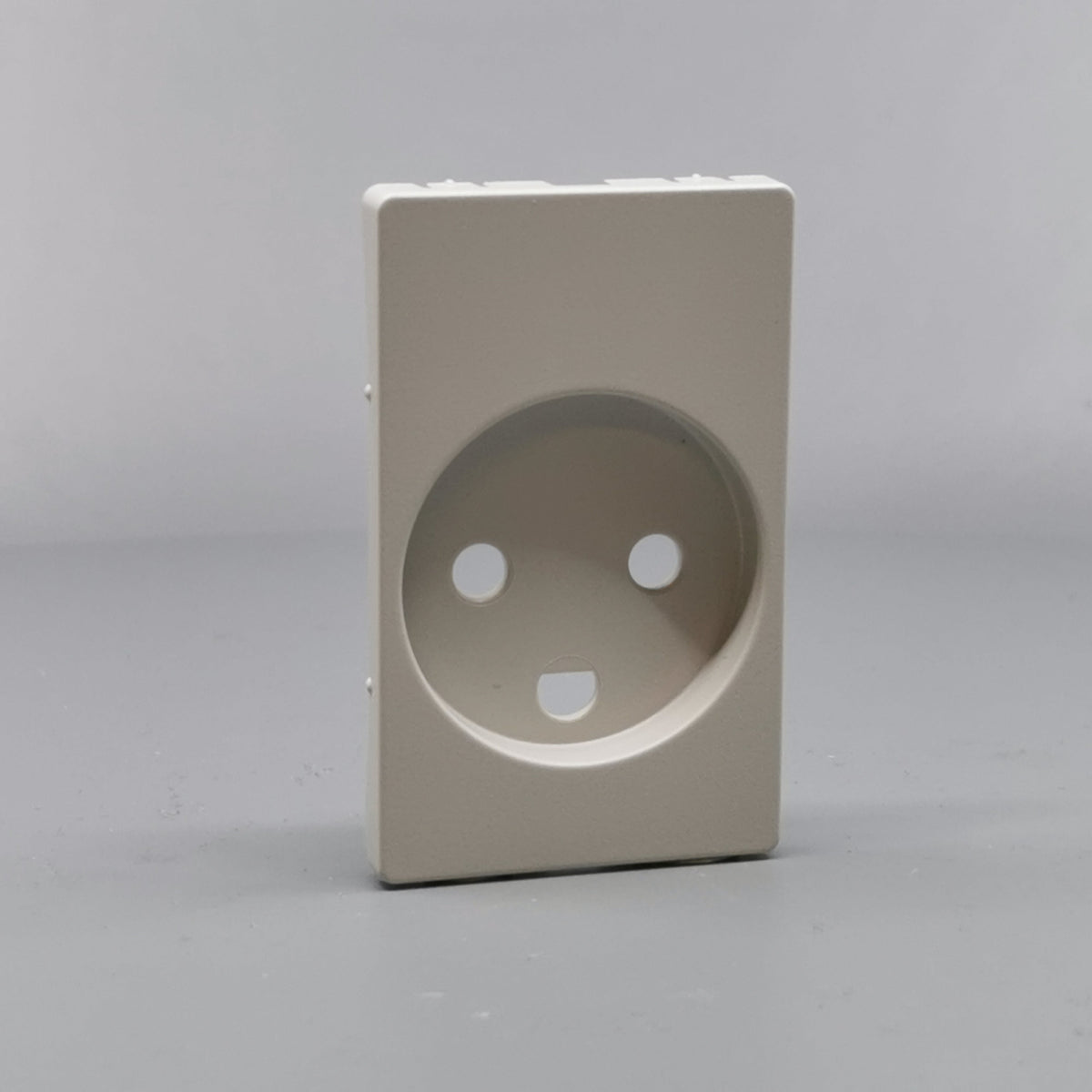 Fuga Afdækning for stikkontakt 1½ modul lysegrå (360° frame 24)