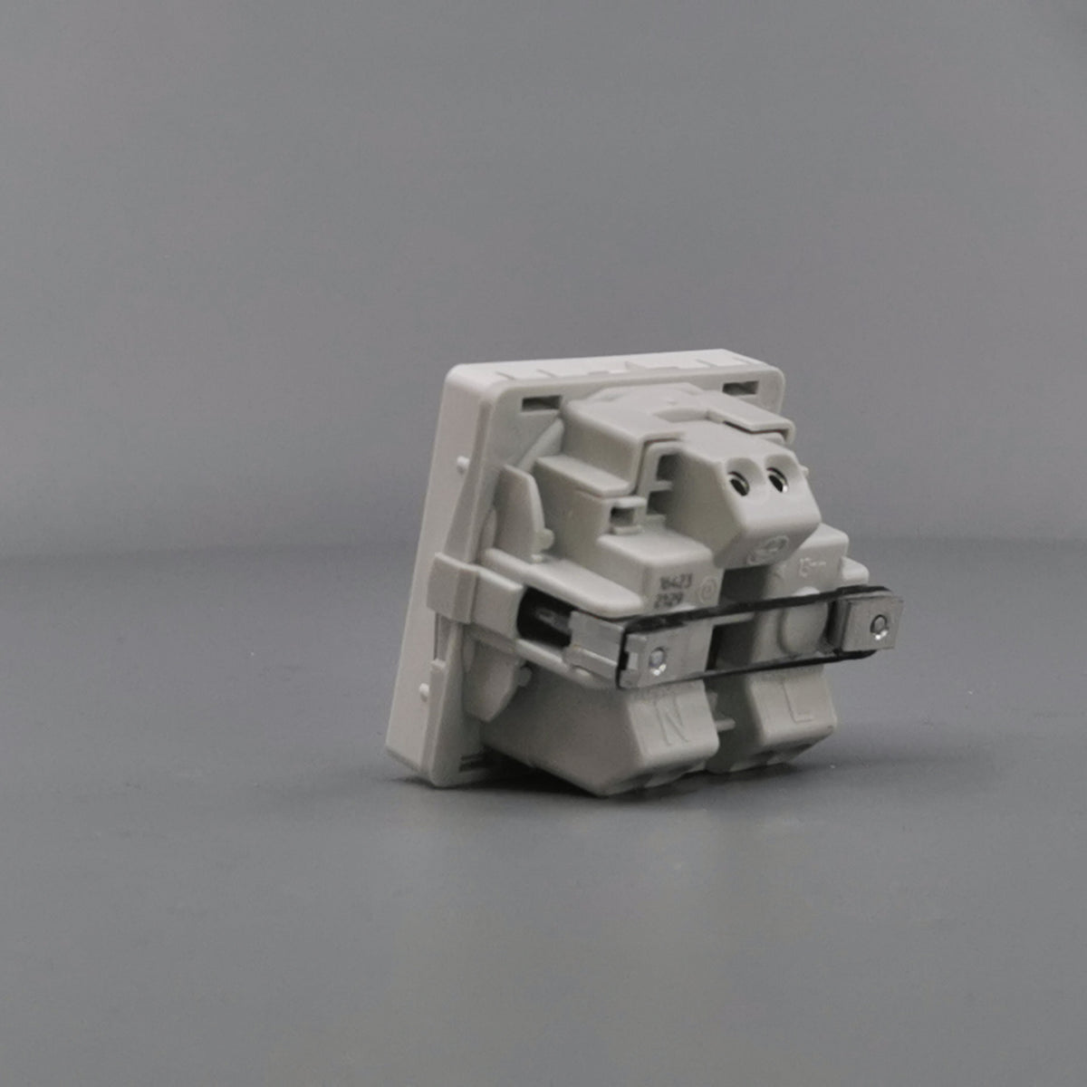 Fuga EDB stikkontakt med jord 1 modul 2-pol - hvid (360° frame 10)