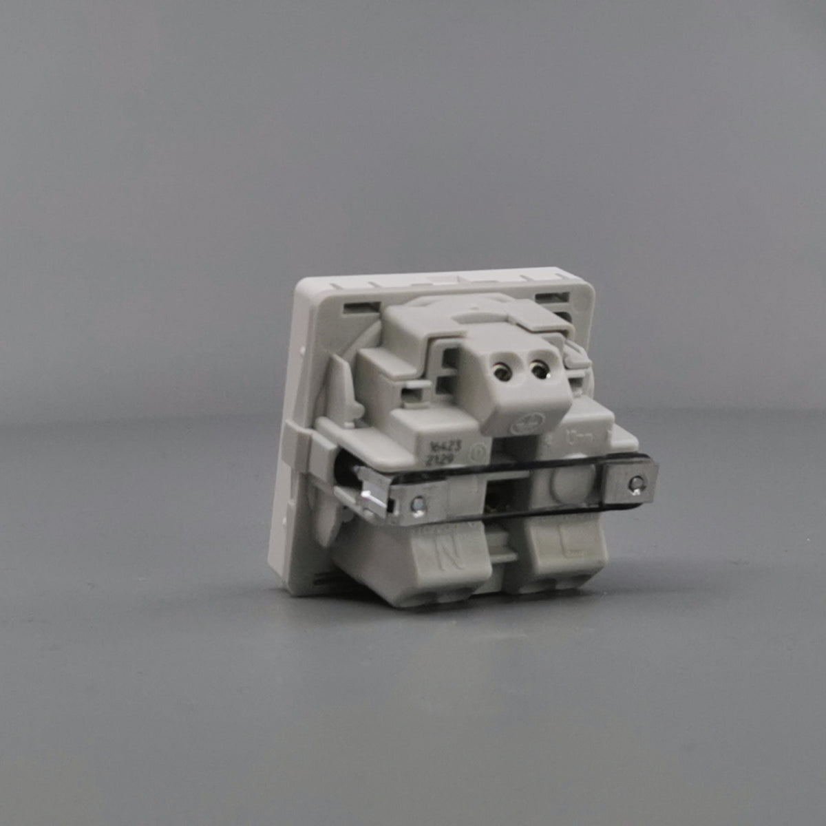 Fuga EDB stikkontakt med jord 1 modul 2-pol - hvid (360° frame 11)