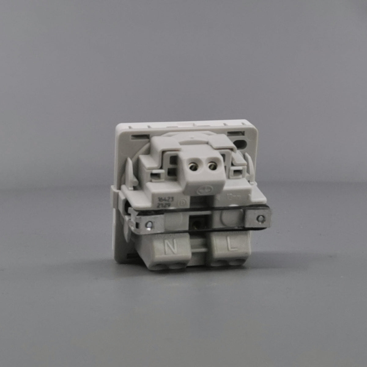 Fuga EDB stikkontakt med jord 1 modul 2-pol - hvid (360° frame 12)