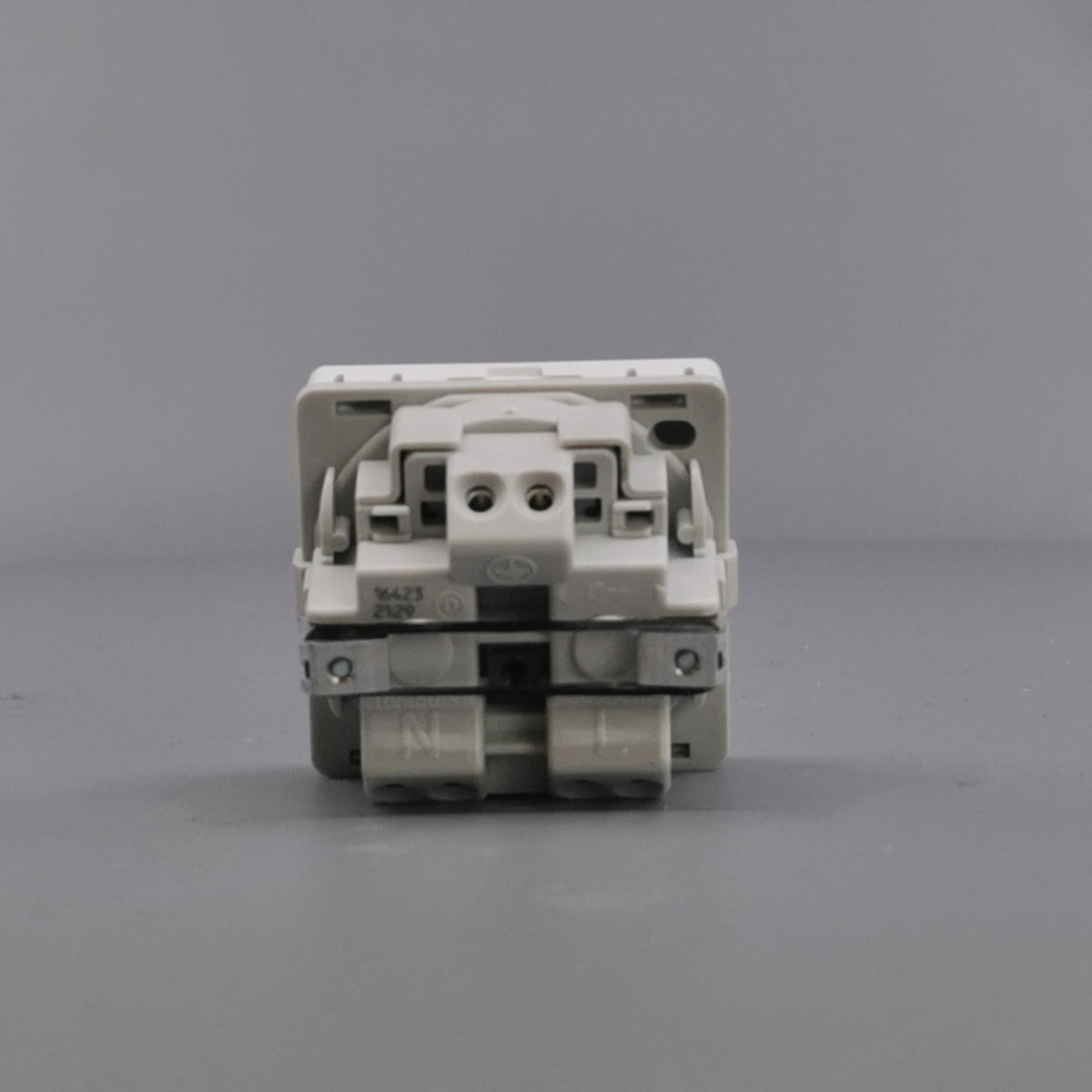 Fuga EDB stikkontakt med jord 1 modul 2-pol - hvid (360° frame 13)