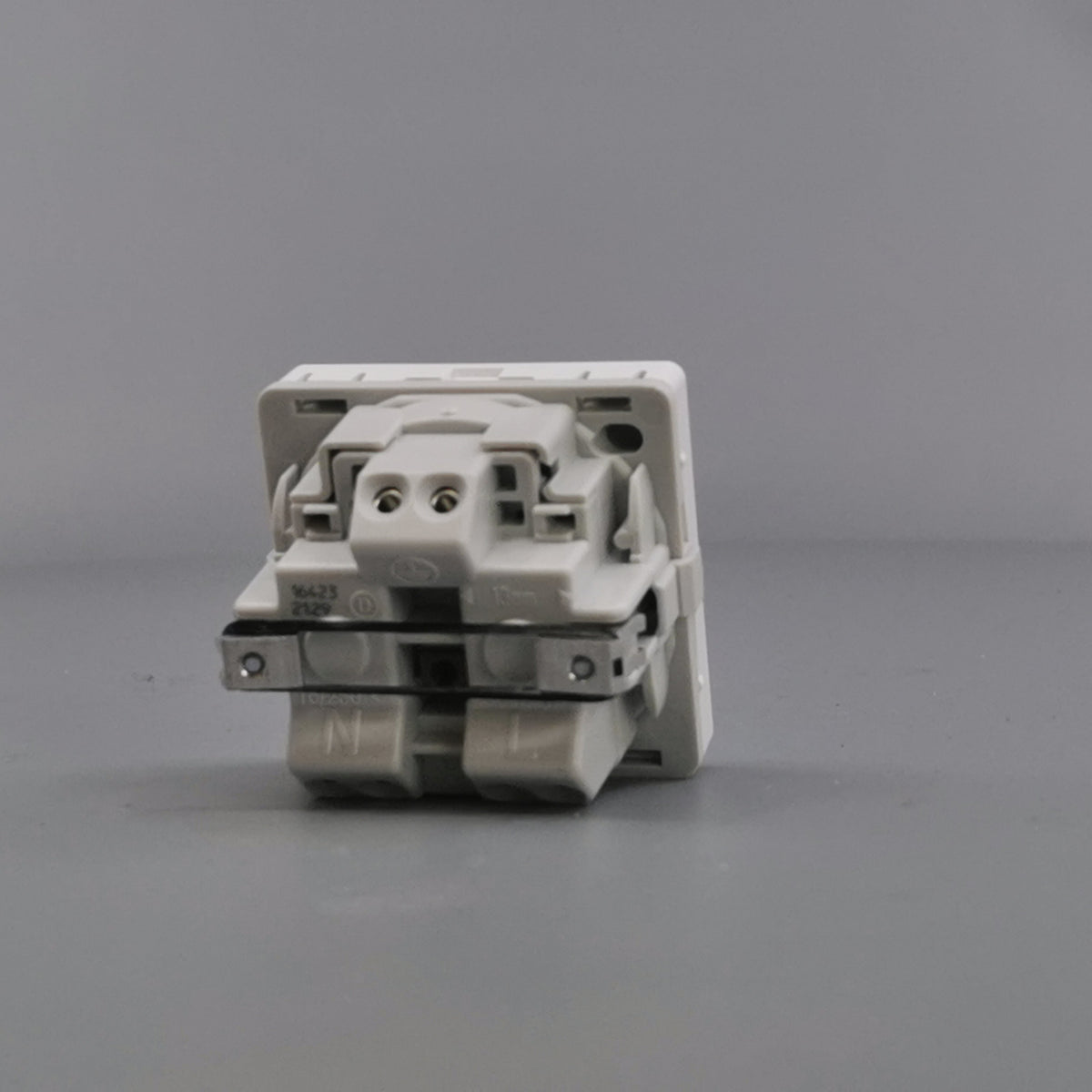 Fuga EDB stikkontakt med jord 1 modul 2-pol - hvid (360° frame 14)