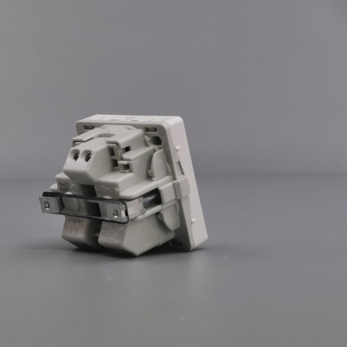 Fuga EDB stikkontakt med jord 1 modul 2-pol - hvid (360° frame 16)