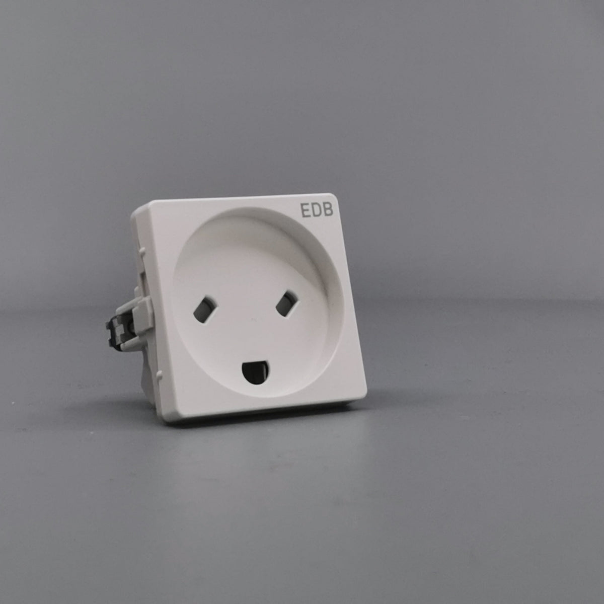 Fuga EDB stikkontakt med jord 1 modul 2-pol - hvid (360° frame 23)
