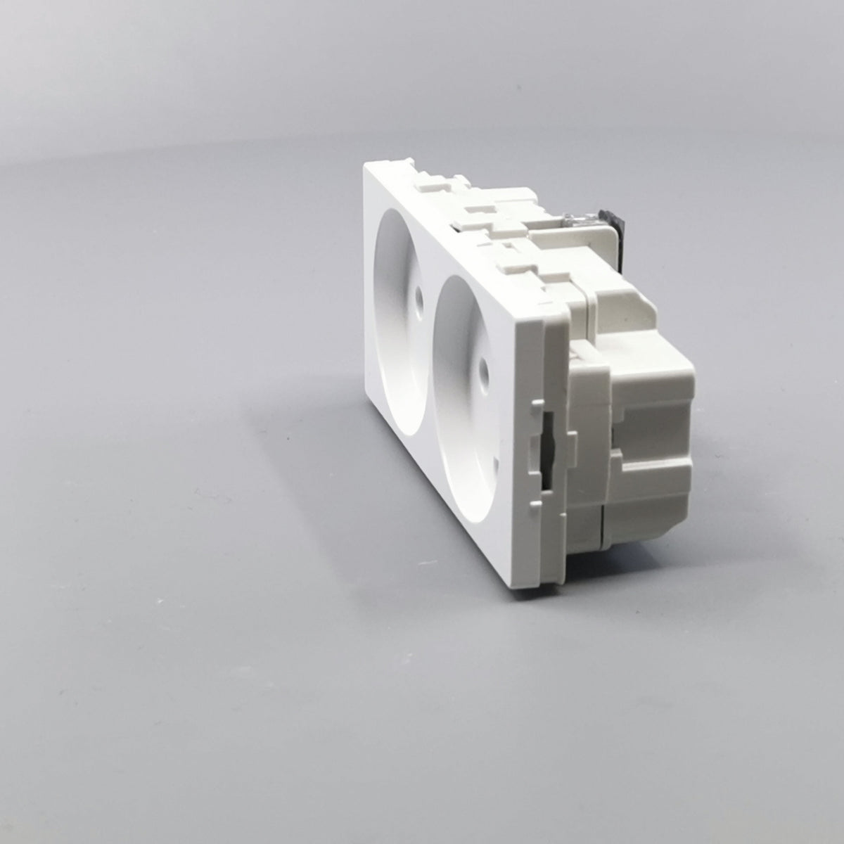 Fuga vandret stikkontakt med jord 2 modul 2-pol 2 tændinger - hvid (360° frame 6)