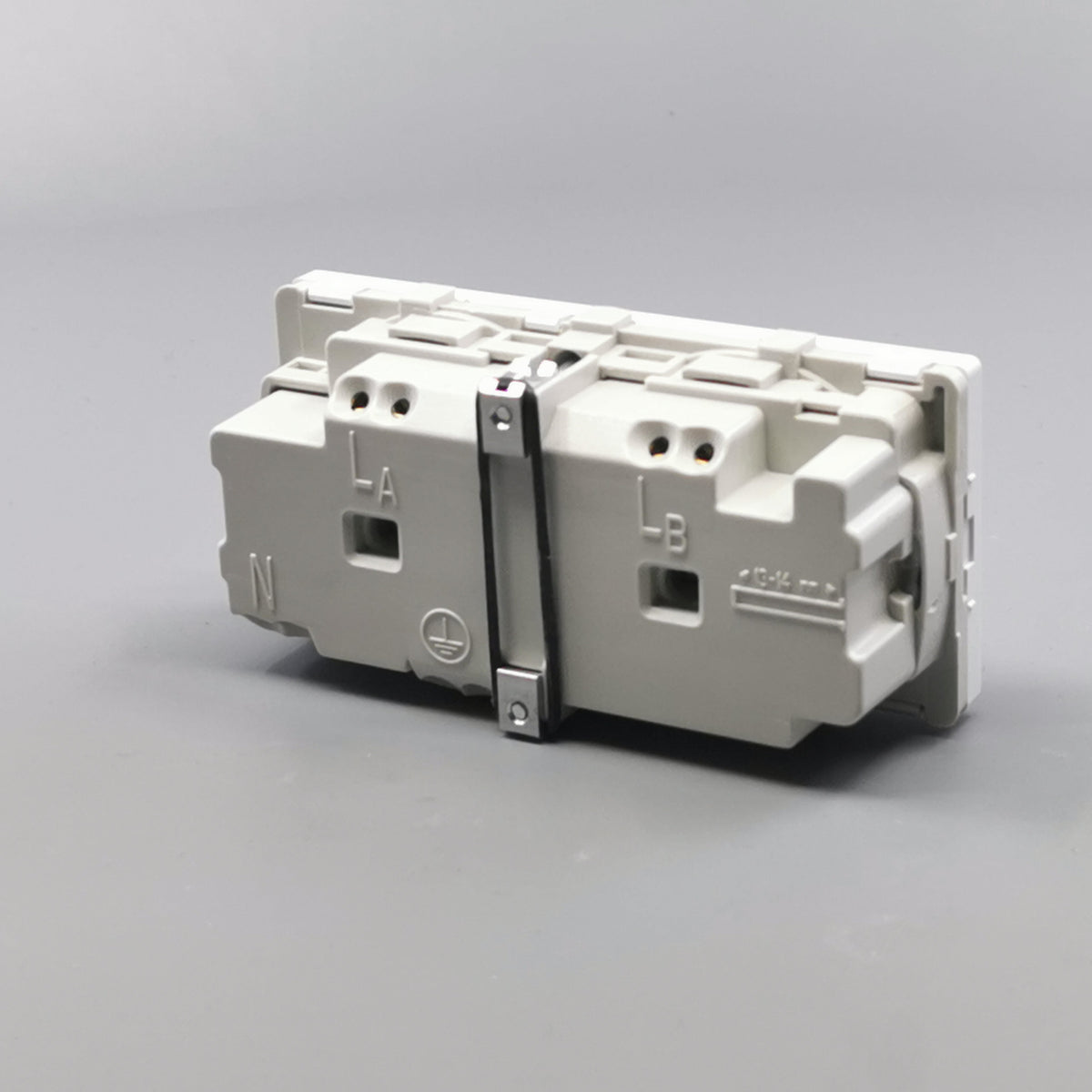 Fuga vandret stikkontakt med jord 2 modul 2-pol 2 tændinger - hvid (360° frame 15)