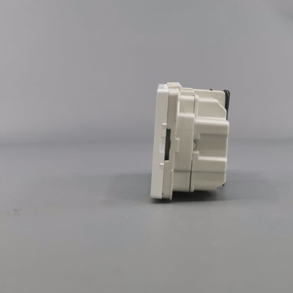 Fuga vandret EDB stikkontakt med jord 2 modul 2-pol - hvid (360° frame 7)