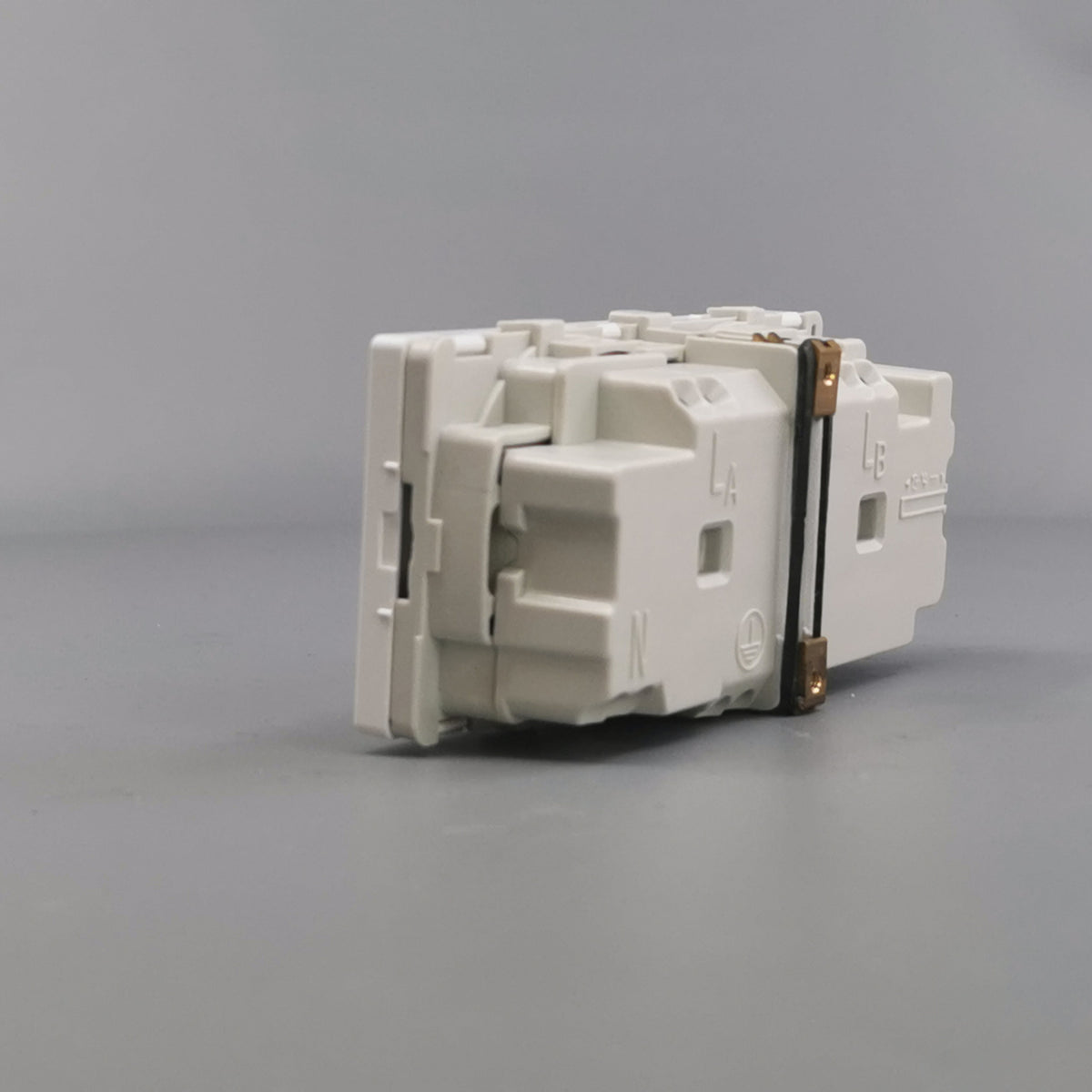 Fuga vandret EDB stikkontakt med jord 2 modul 2-pol - hvid (360° frame 9)