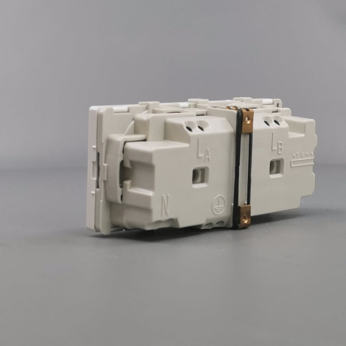 Fuga vandret EDB stikkontakt med jord 2 modul 2-pol - hvid (360° frame 10)
