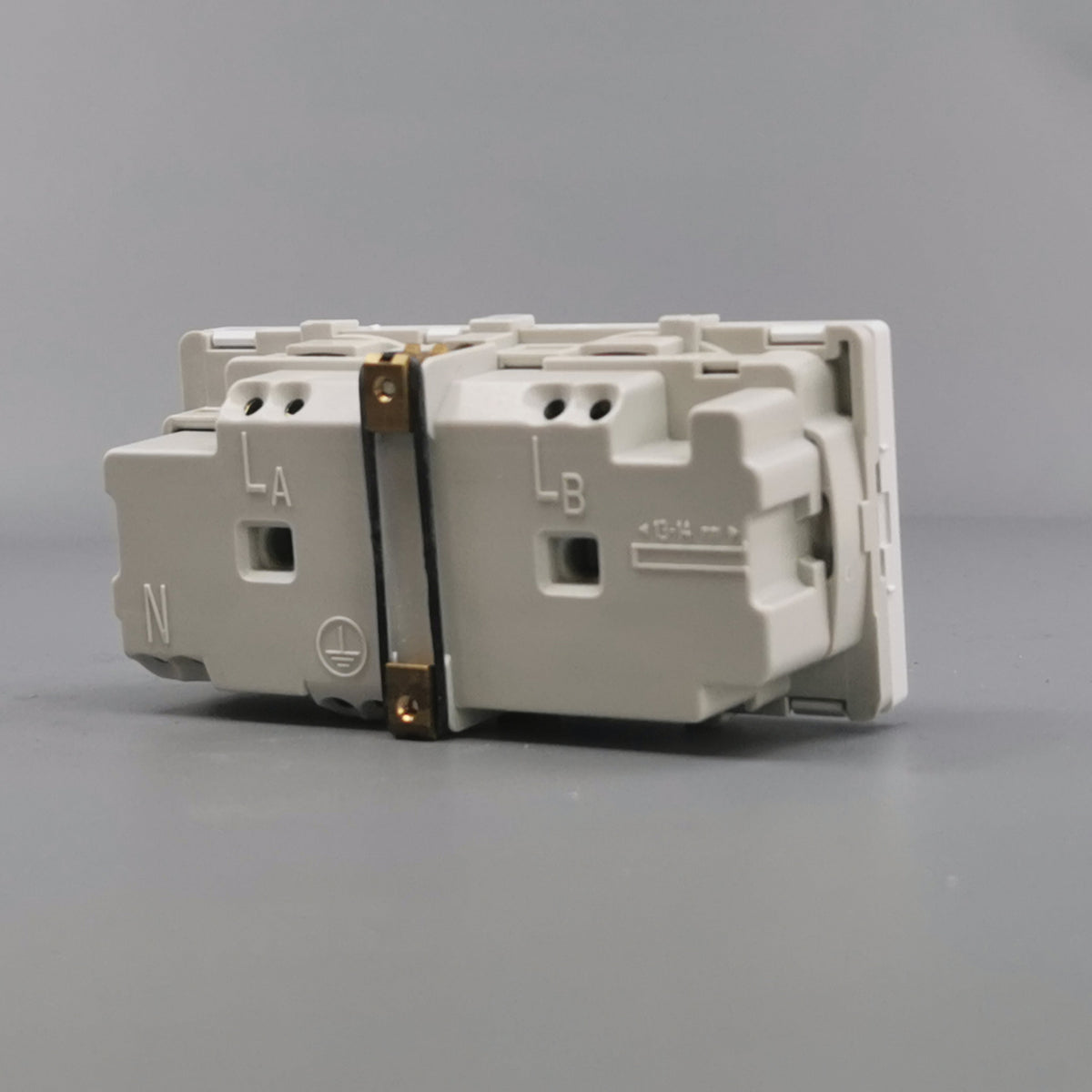 Fuga vandret EDB stikkontakt med jord 2 modul 2-pol - hvid (360° frame 15)