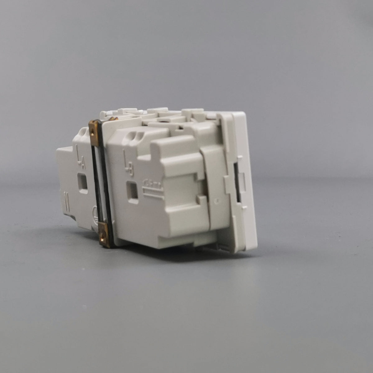 Fuga vandret EDB stikkontakt med jord 2 modul 2-pol - hvid (360° frame 17)
