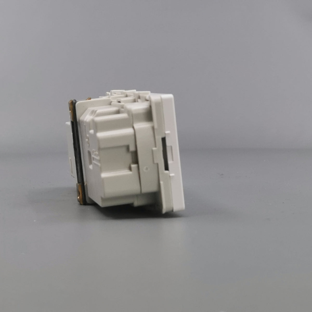Fuga vandret EDB stikkontakt med jord 2 modul 2-pol - hvid (360° frame 18)