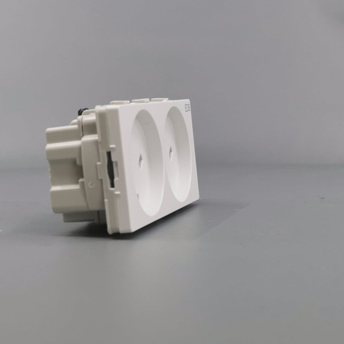 Fuga vandret EDB stikkontakt med jord 2 modul 2-pol - hvid (360° frame 20)