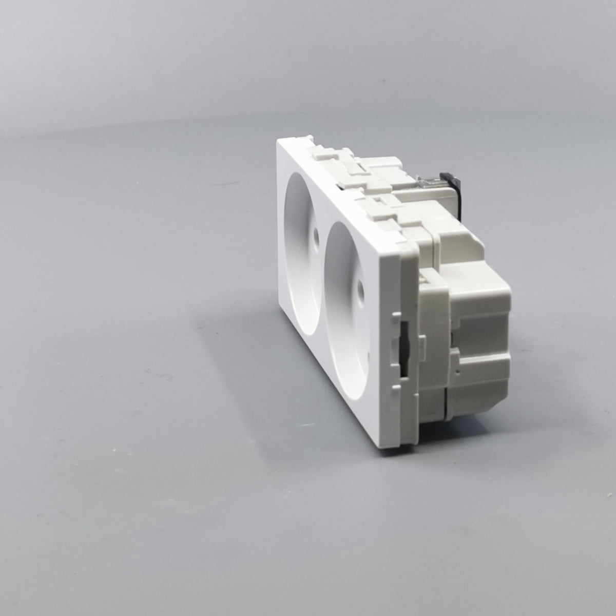 Fuga stikkontakt med jord 2 modul 2-pol - hvid (360° frame 6)