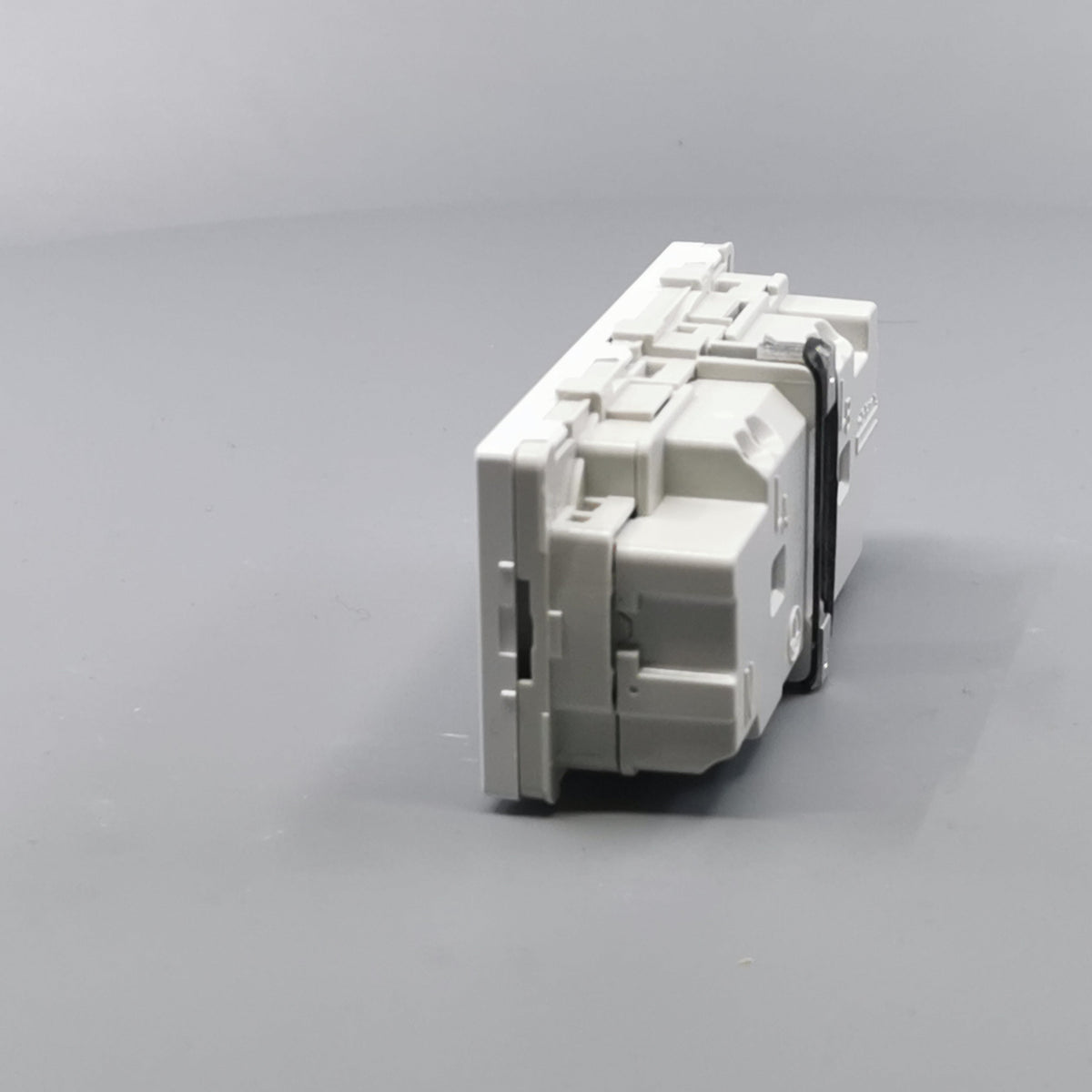 Fuga stikkontakt med jord 2 modul 2-pol - hvid (360° frame 8)